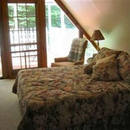 Rock Laurel Bed And Breakfast Candler Bilik gambar