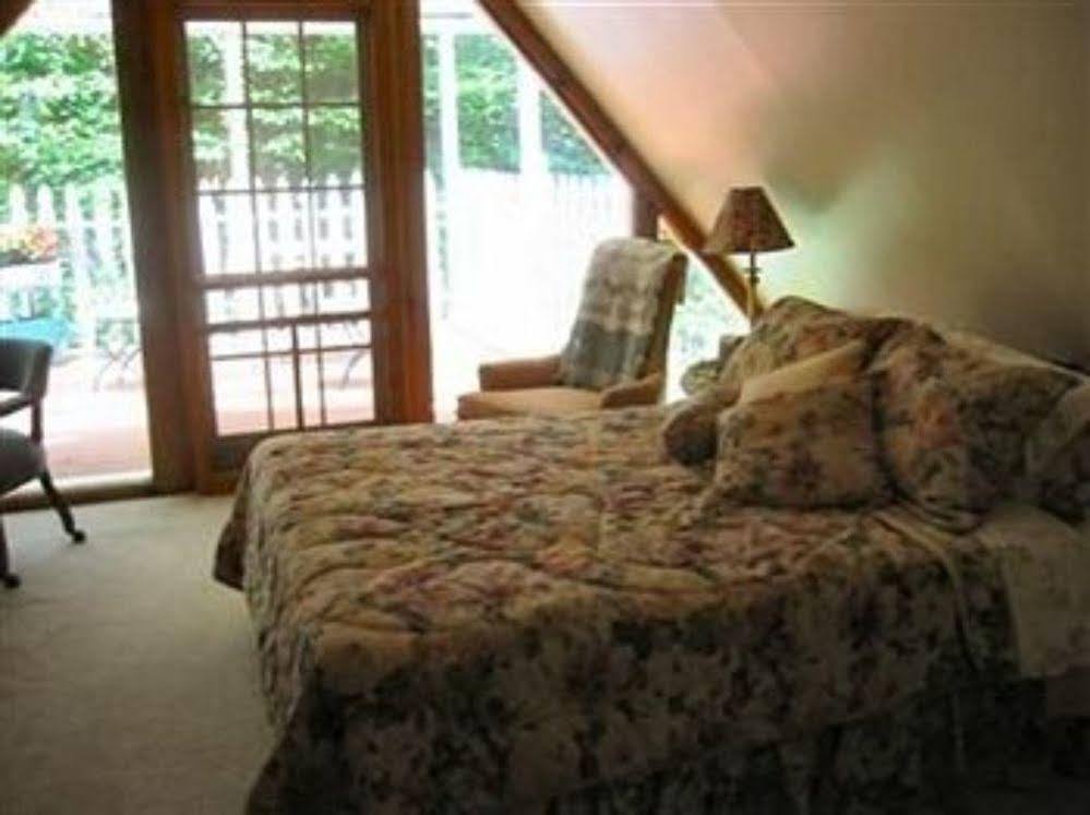 Rock Laurel Bed And Breakfast Candler Bilik gambar